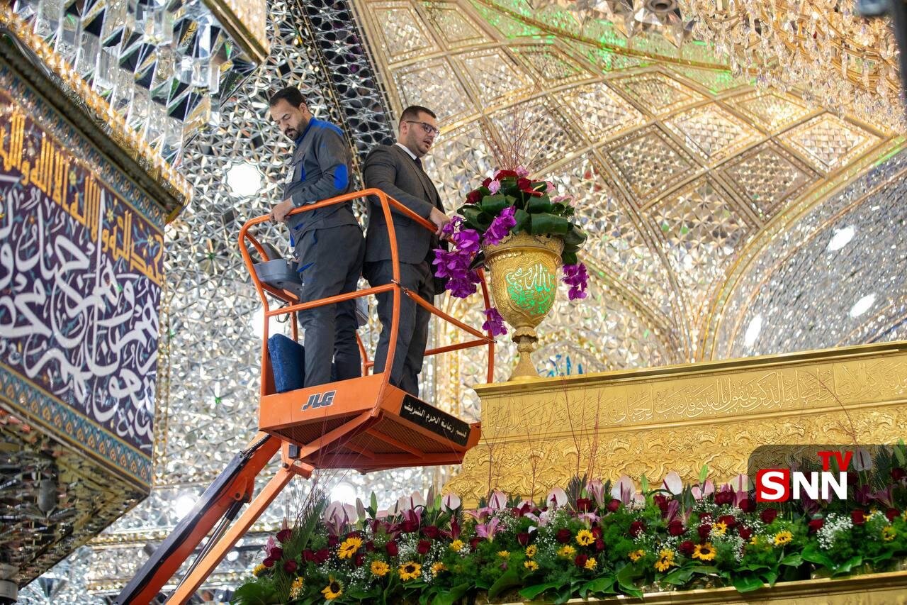 عکس/ گل‌آرایی عیدانه ضریح حرم امام حسین(ع) در آستانه سالروز ولادت امام علی(ع)
