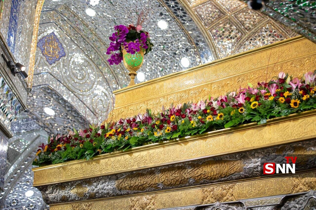 عکس/ گل‌آرایی عیدانه ضریح حرم امام حسین(ع) در آستانه سالروز ولادت امام علی(ع)