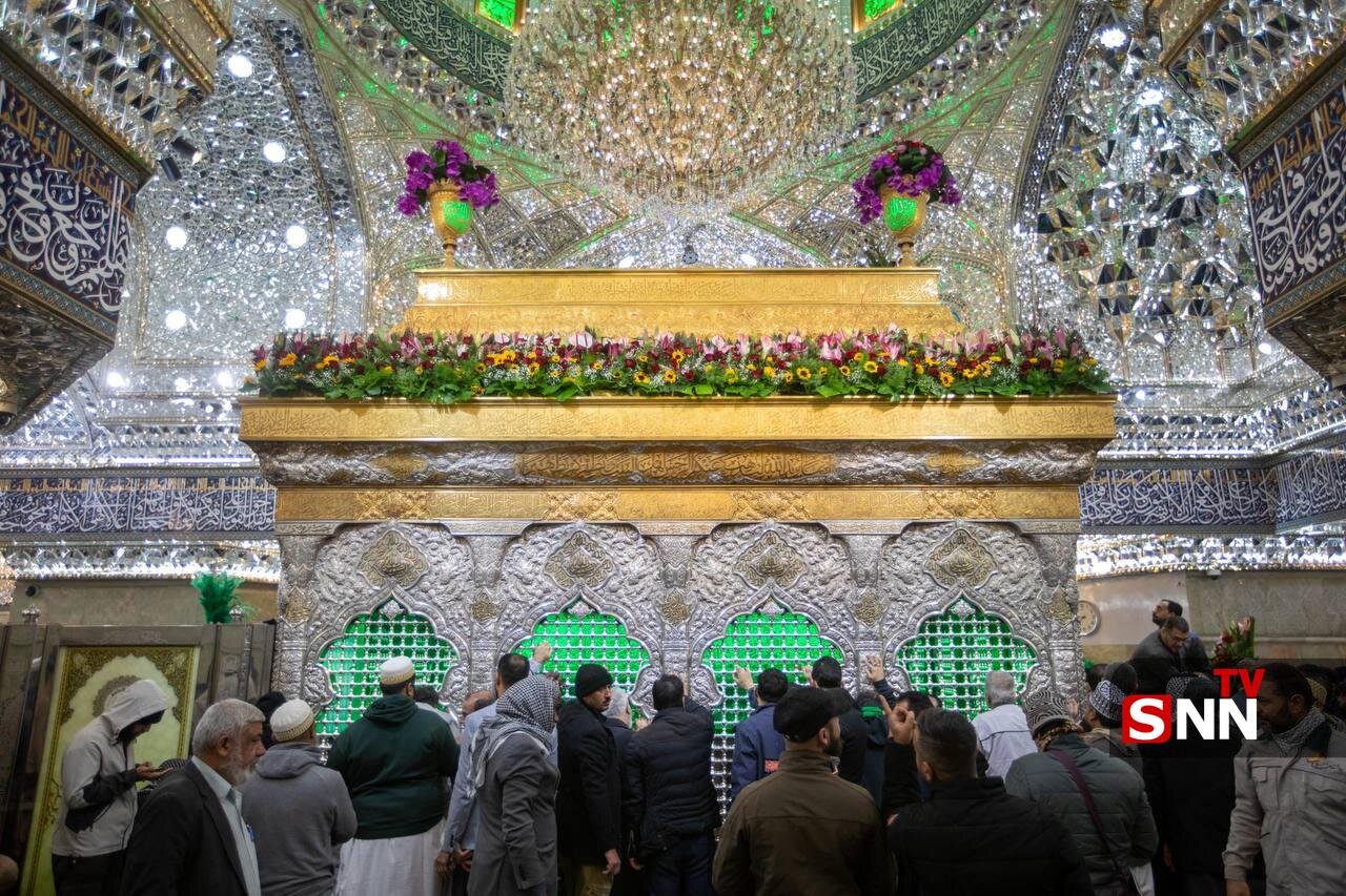 عکس/ گل‌آرایی عیدانه ضریح حرم امام حسین(ع) در آستانه سالروز ولادت امام علی(ع)