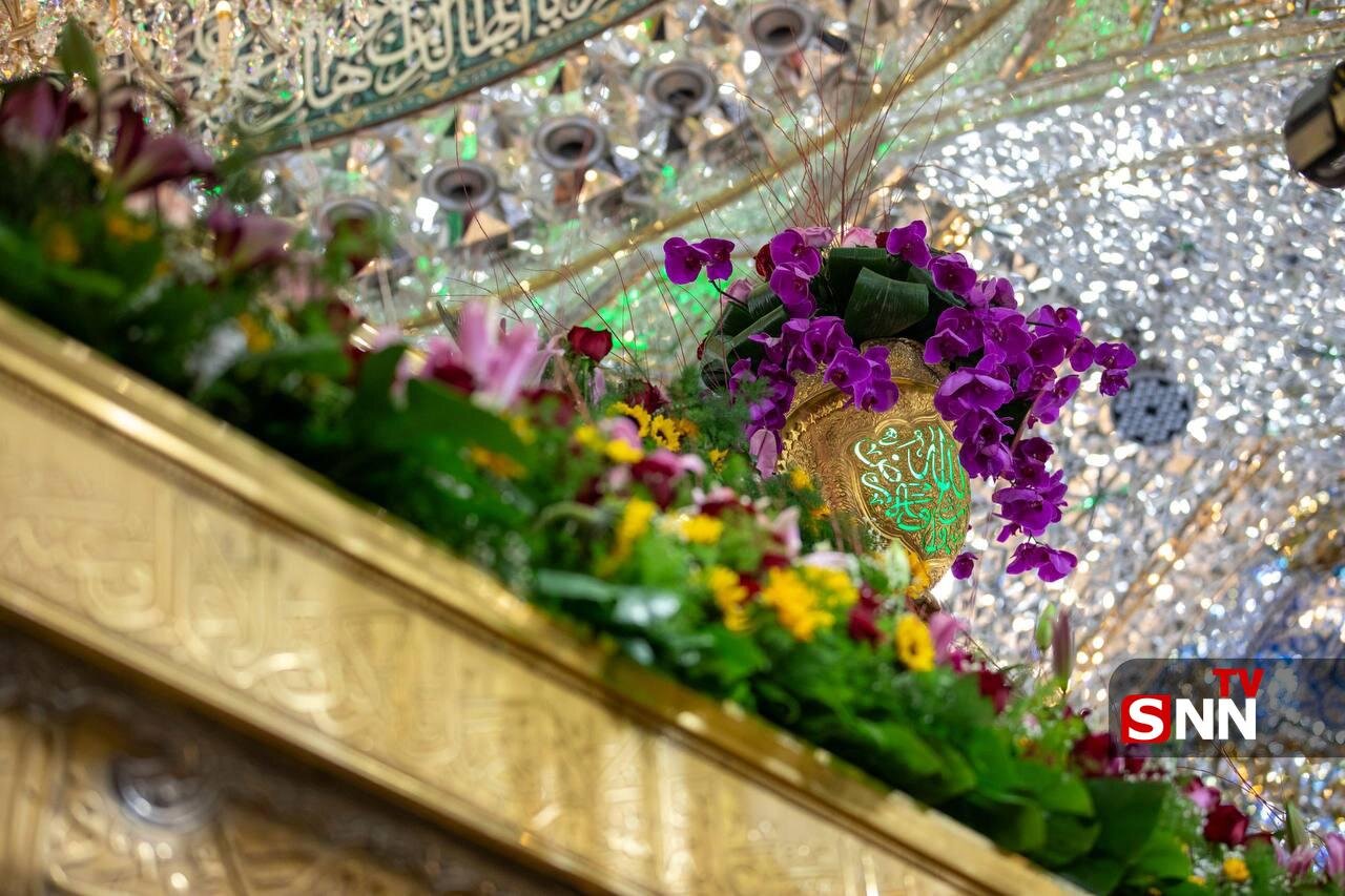 عکس/ گل‌آرایی عیدانه ضریح حرم امام حسین(ع) در آستانه سالروز ولادت امام علی(ع)