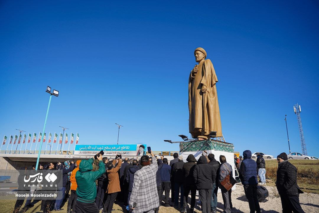 عکس/ رونمایی از تندیس شهید رئیسی در اردبیل