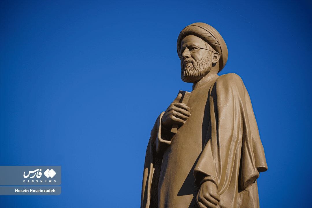 عکس/ رونمایی از تندیس شهید رئیسی در اردبیل