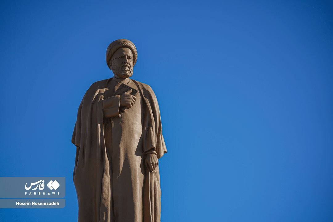 عکس/ رونمایی از تندیس شهید رئیسی در اردبیل