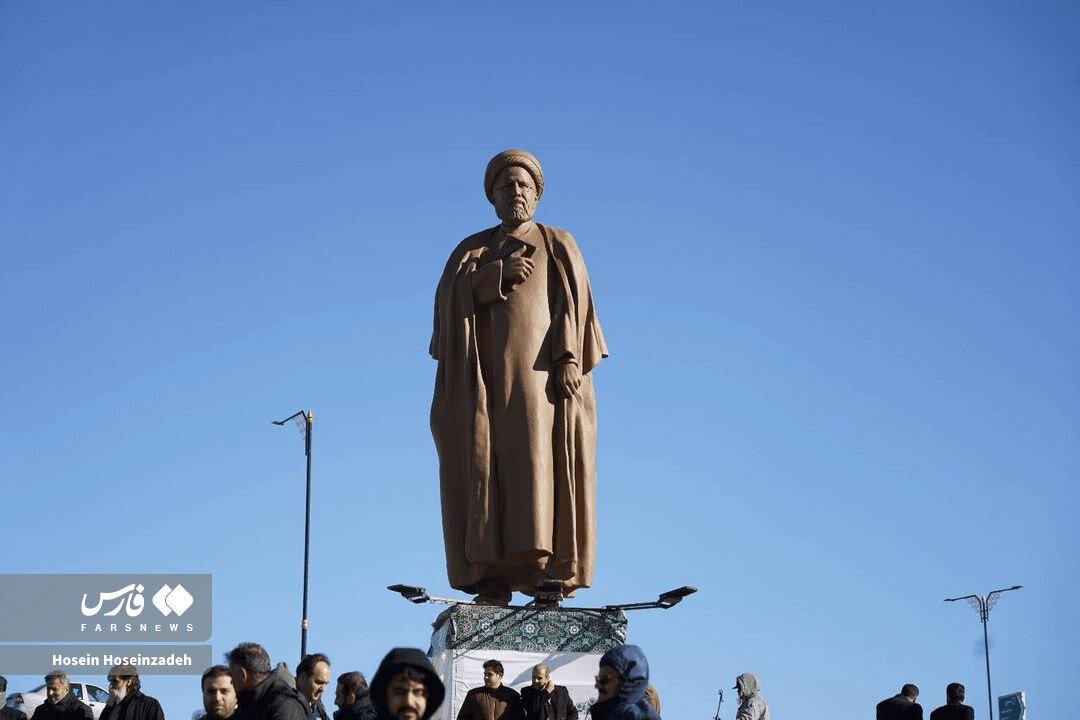 عکس/ رونمایی از تندیس شهید رئیسی در اردبیل