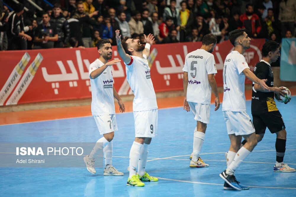 لیگ برتر فوتسال؛ گیتی پسند و گهر زمین سیرجان