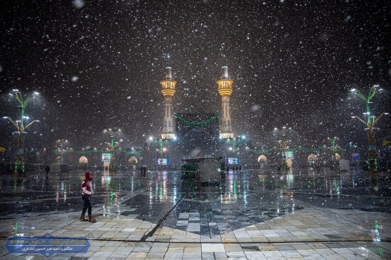 تصاویری از بارف برف شب گذشته در حرم مطهر امام رضا (ع)