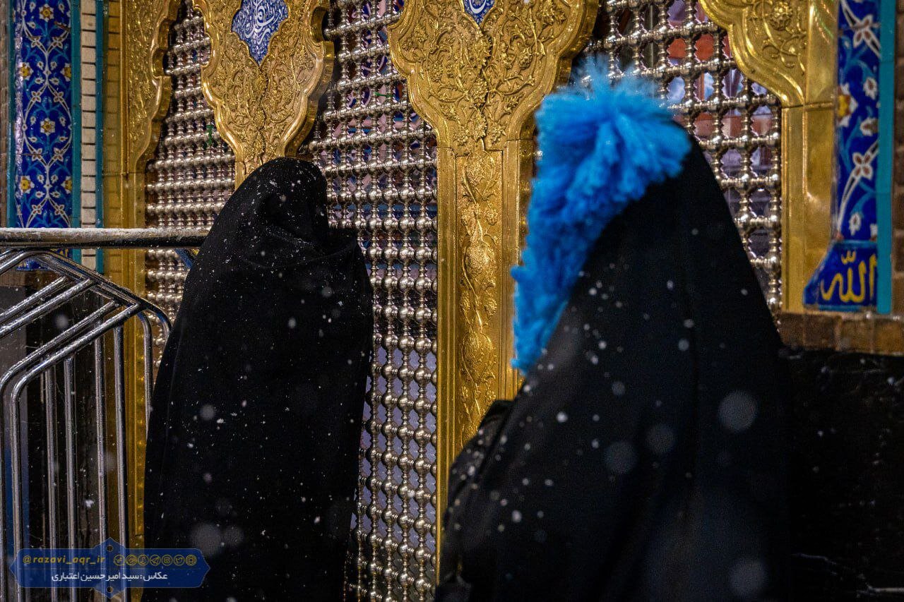تصاویری از بارف برف شب گذشته در حرم مطهر امام رضا (ع)