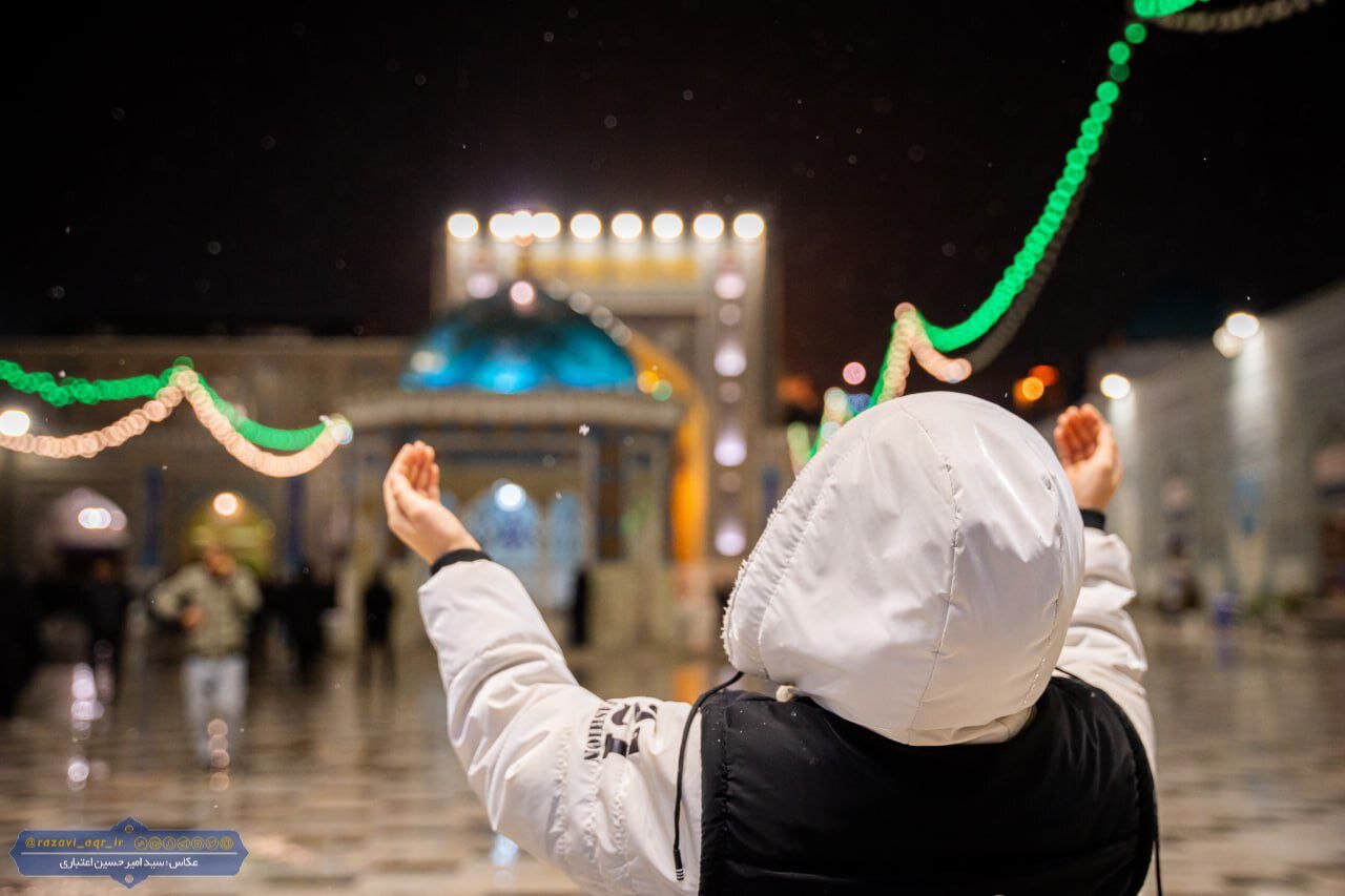 تصاویری از بارف برف شب گذشته در حرم مطهر امام رضا (ع)