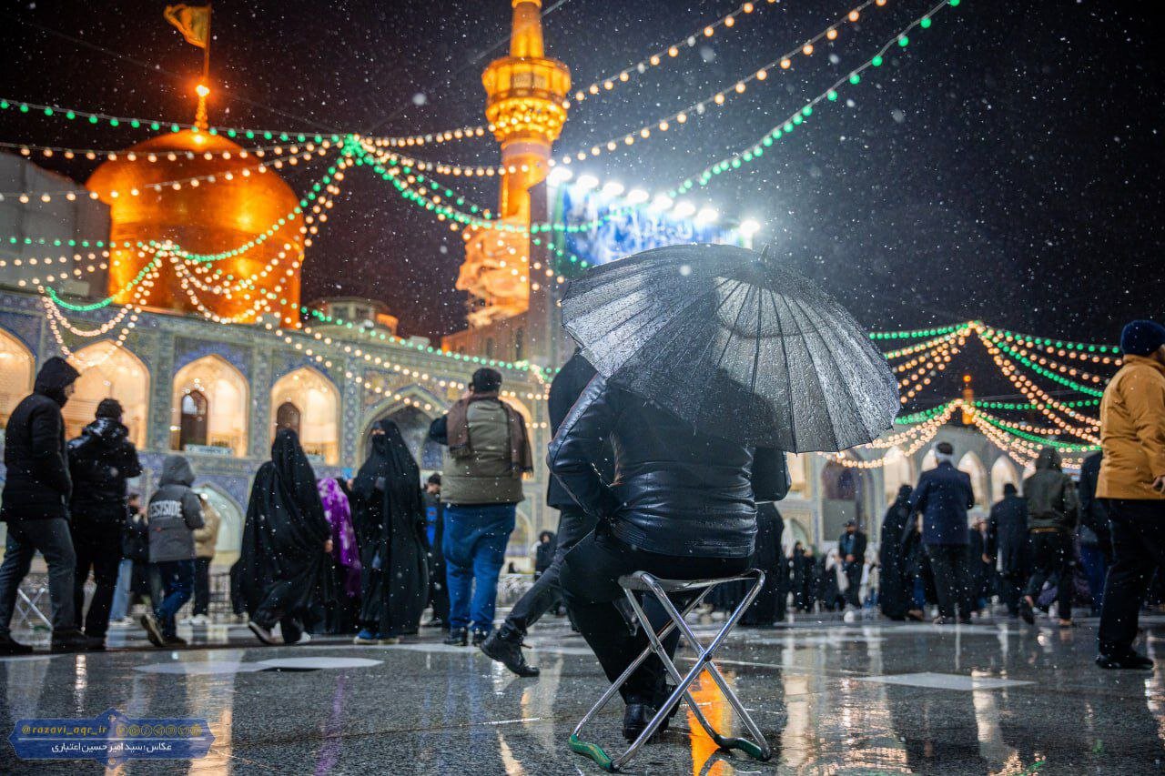 تصاویری از بارف برف شب گذشته در حرم مطهر امام رضا (ع)