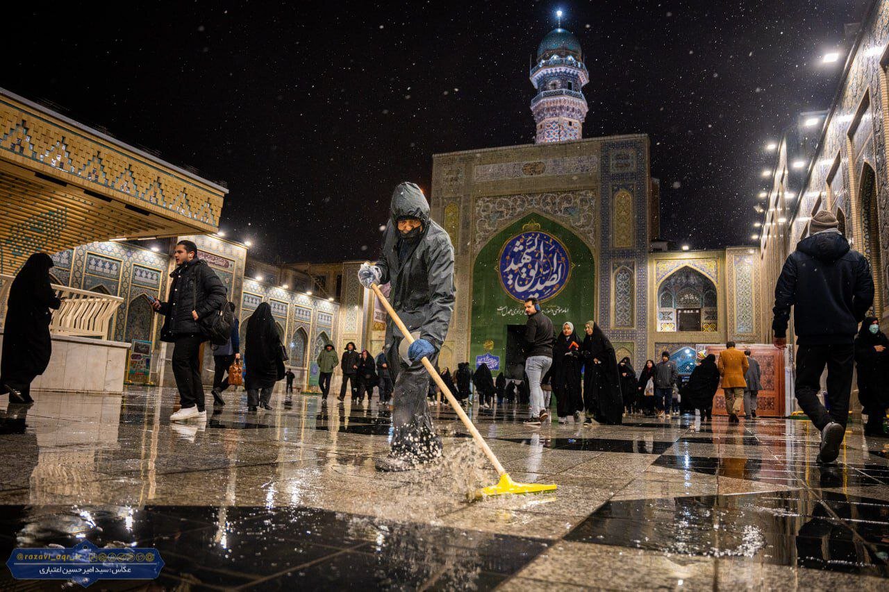 تصاویری از بارف برف شب گذشته در حرم مطهر امام رضا (ع)