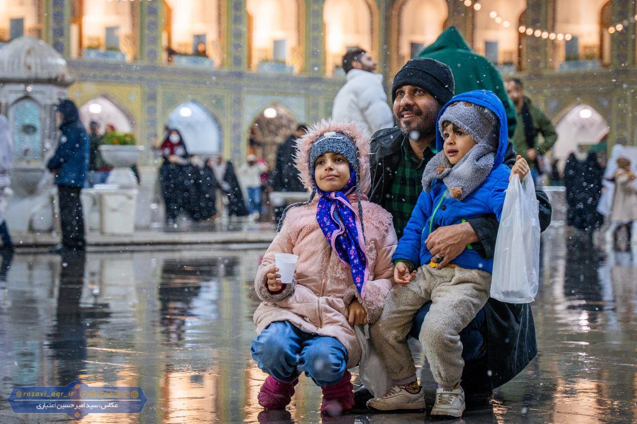 تصاویری از بارف برف شب گذشته در حرم مطهر امام رضا (ع)