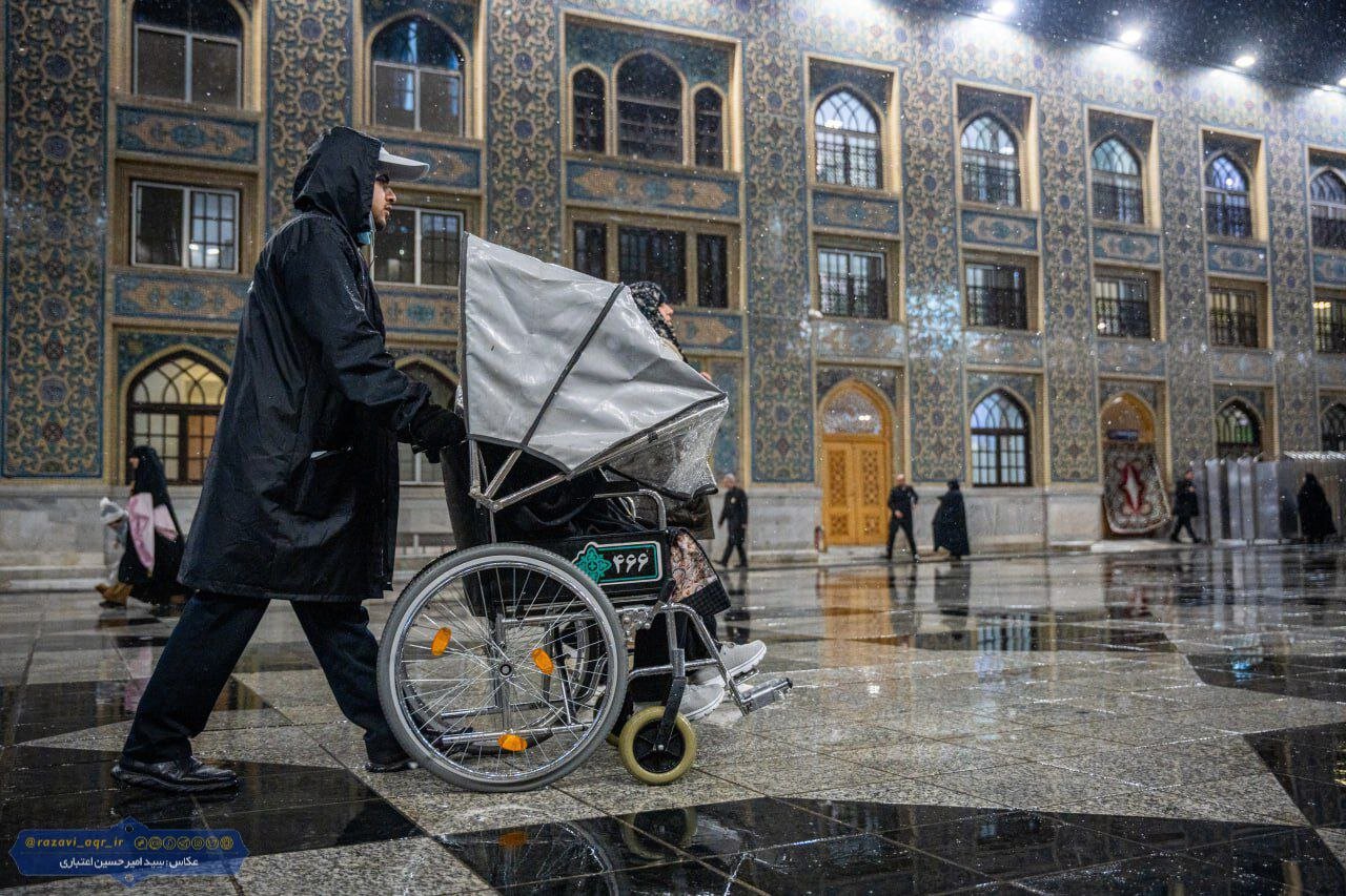 تصاویری از بارف برف شب گذشته در حرم مطهر امام رضا (ع)