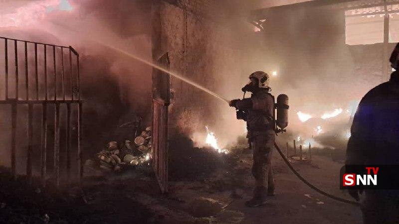 عکس/ آتش‌سوزی گسترده در انبار لباس در جاده ورامین