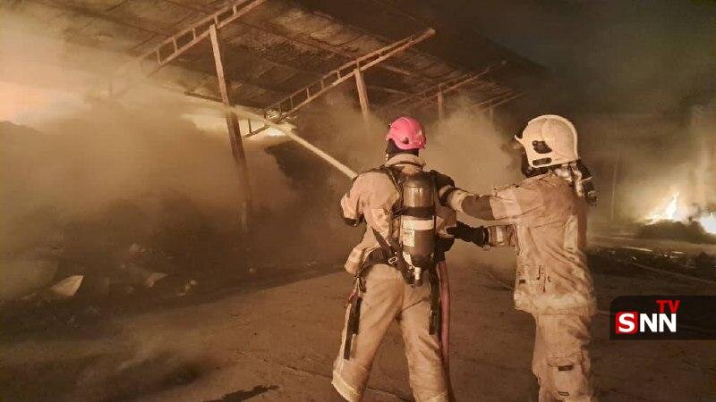 عکس/ آتش‌سوزی گسترده در انبار لباس در جاده ورامین