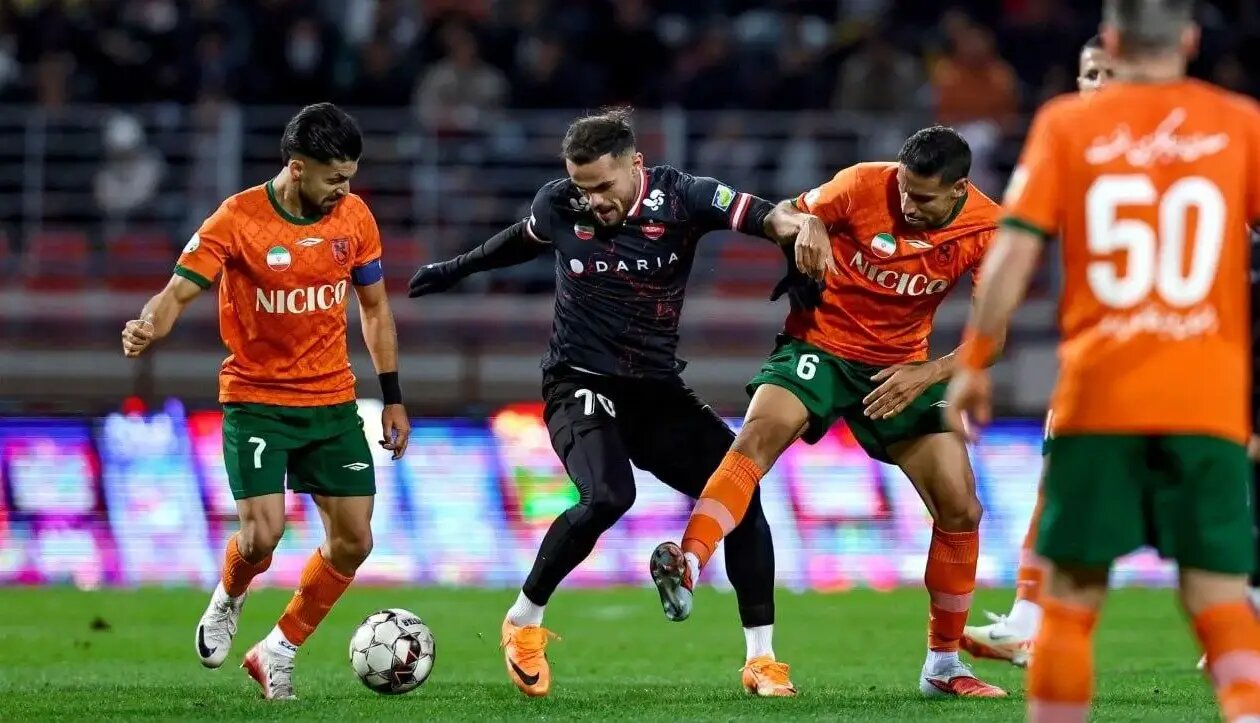 اصلانیان: پیراهن پرسپولیس برای برخی بازیکنان گشاد است