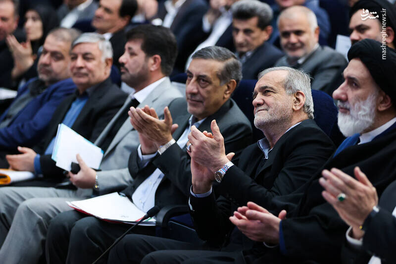 نشست پزشکیان با سرمایه گذاران و فعالان اقتصادی شهرکرد