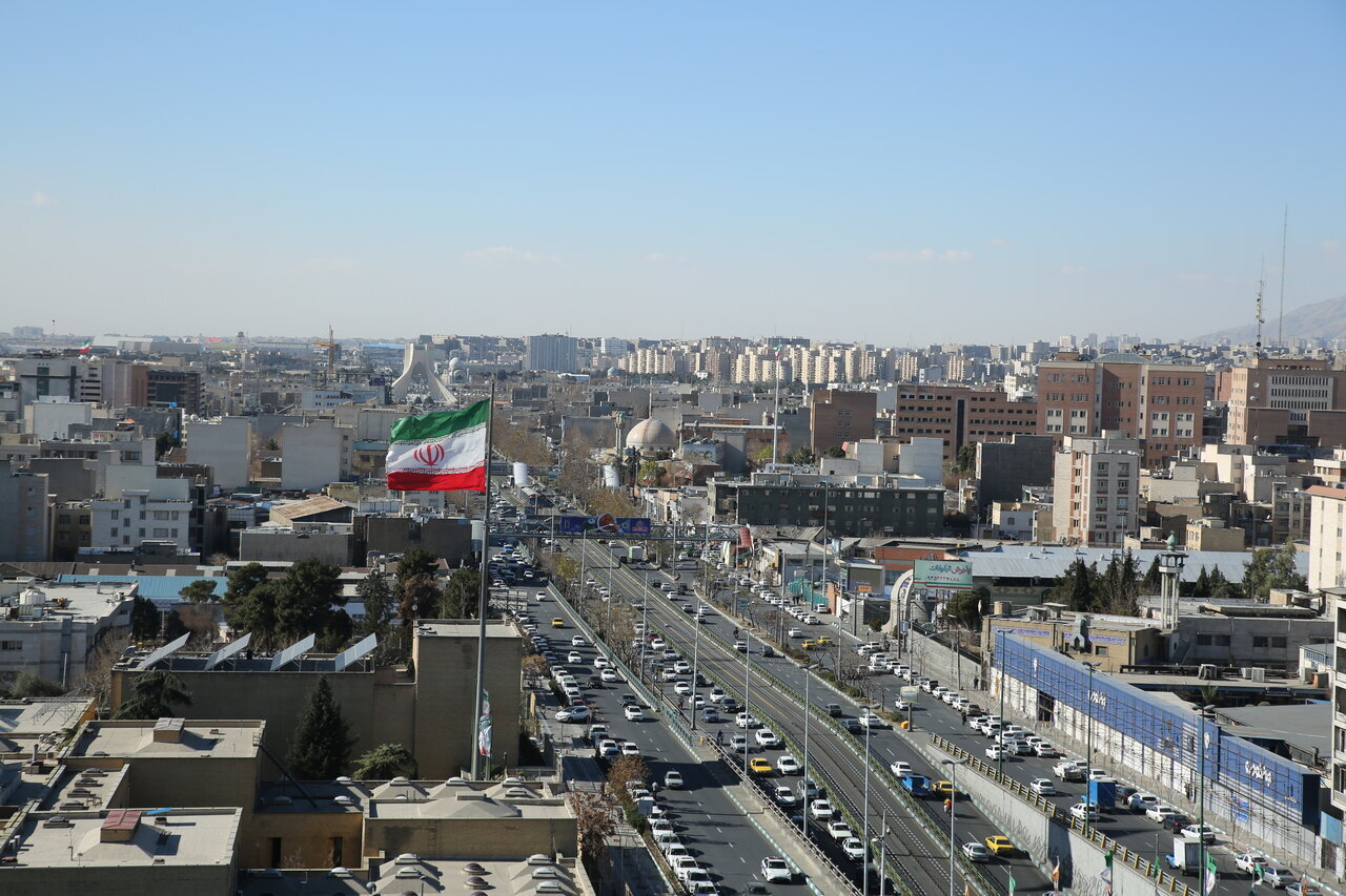 تصاویری از حال‌وهوای متفاوت پایتخت با آسمان آبی