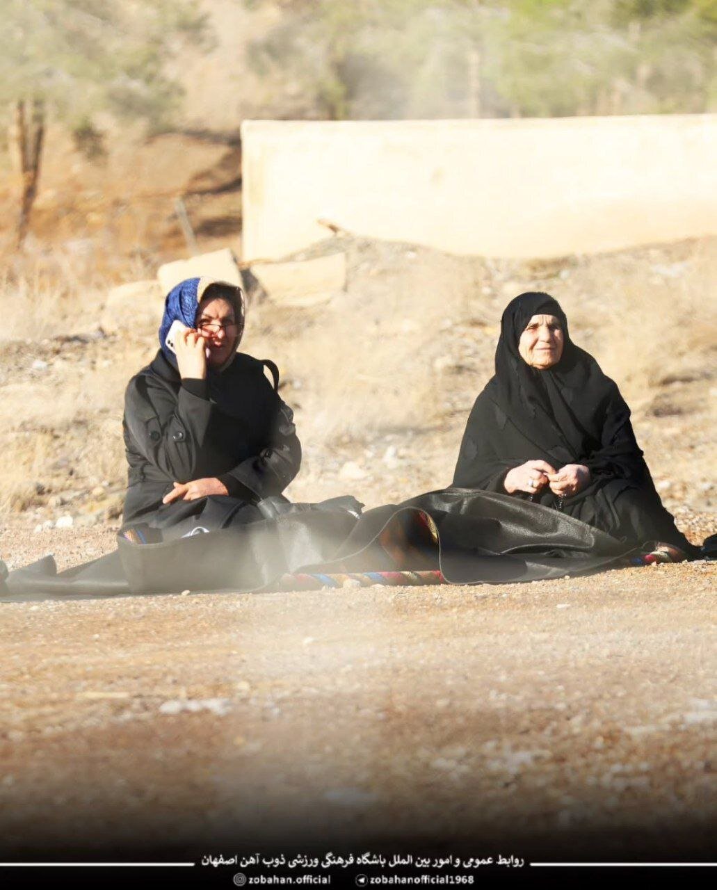 مادر و مادربزرگ بازیکن ذوب روی تپه تماشاچی شدند + (عکس)