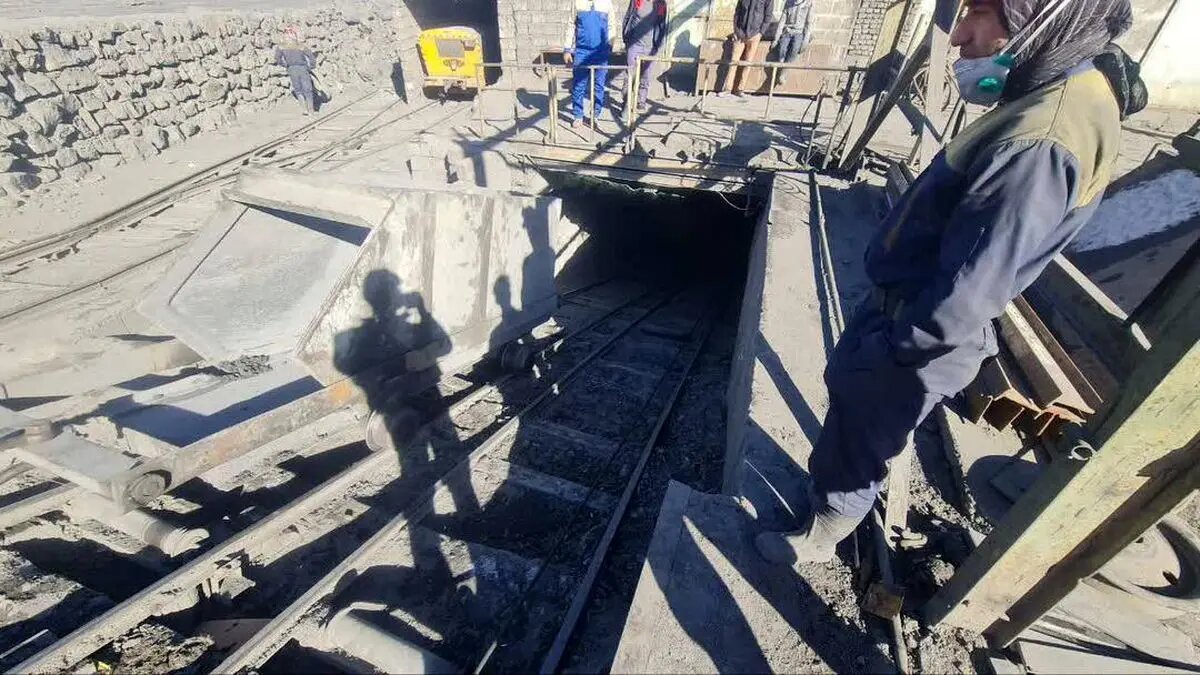 محبوس شدن ۲۴ کارگر در ریزش معدن بافق؛ ۱۸ نفر نجات یافتند + عکس