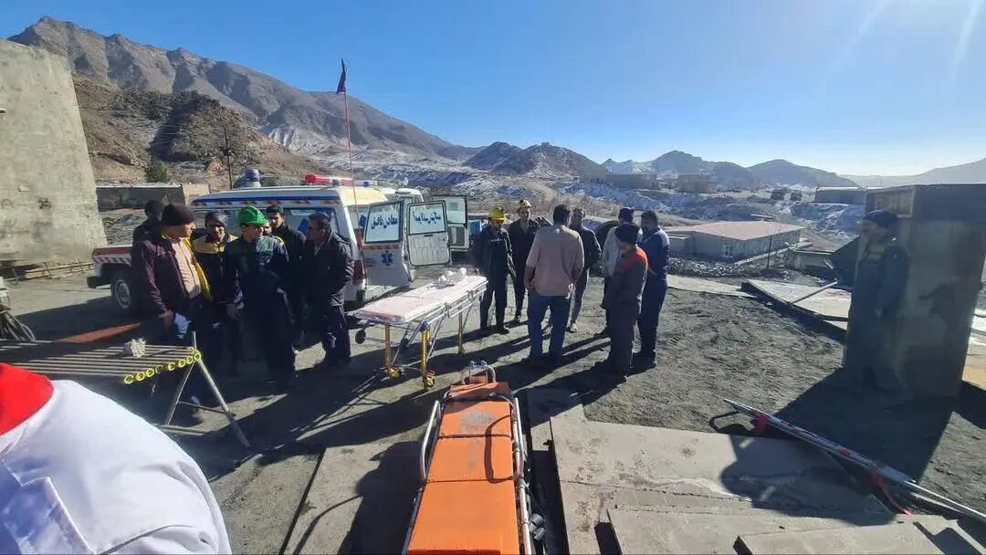 محبوس شدن ۲۴ کارگر در ریزش معدن بافق؛ ۱۸ نفر نجات یافتند + عکس