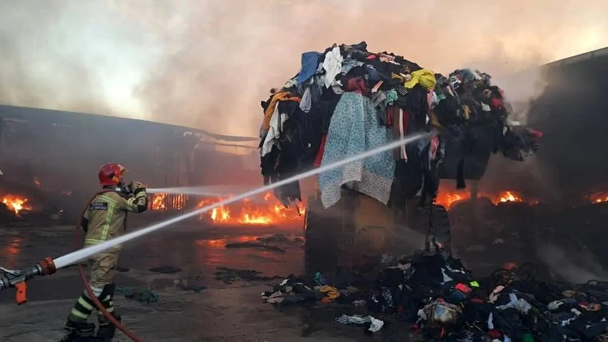 ۲ انبار لباس‌ در جاده ورامین آتش گرفت