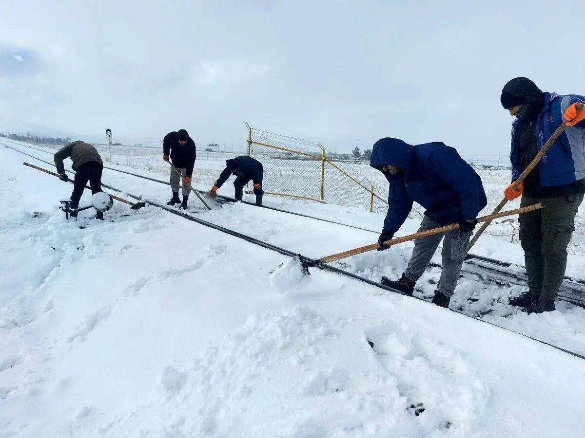 تجمع همزمان کارگران تراورس دورود و اندیمشک/ امنیت شغلی هم نداریم