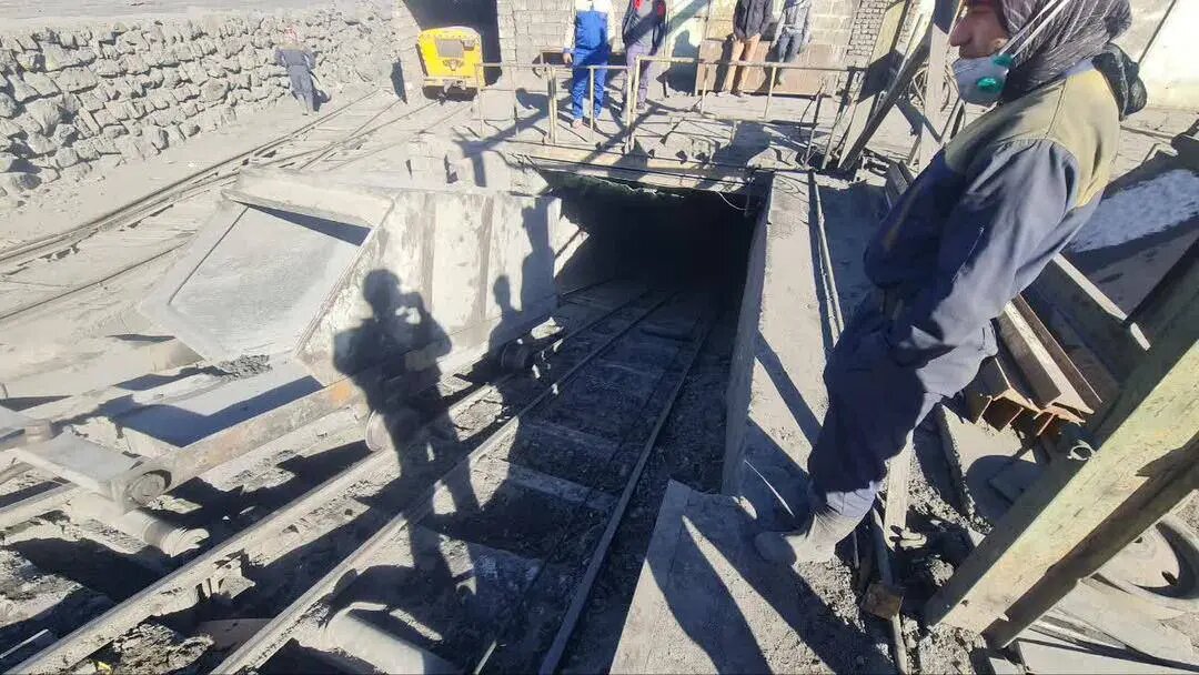 محبوس شدن ۲۴ کارگر در ریزش معدن بافق؛ ۱۸ نفر نجات یافتند