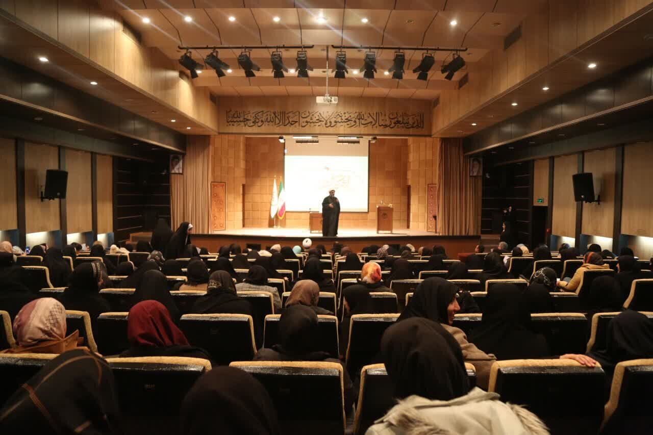 عزتزمانی: اعتکاف جلوه معنویت بانوی انقلاب اسلامی است