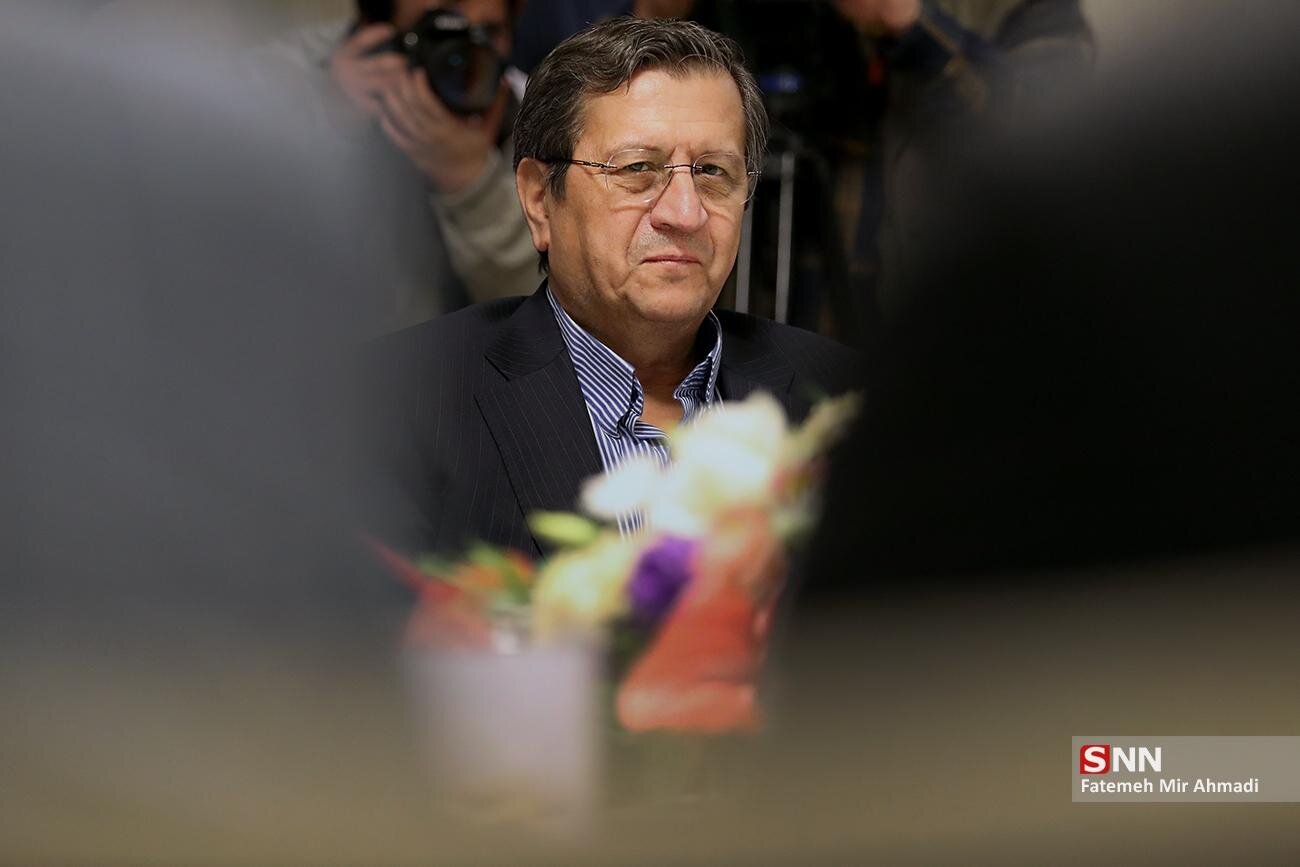 همتی کلید بانک مرکزی را تحویل گرفت +عکس