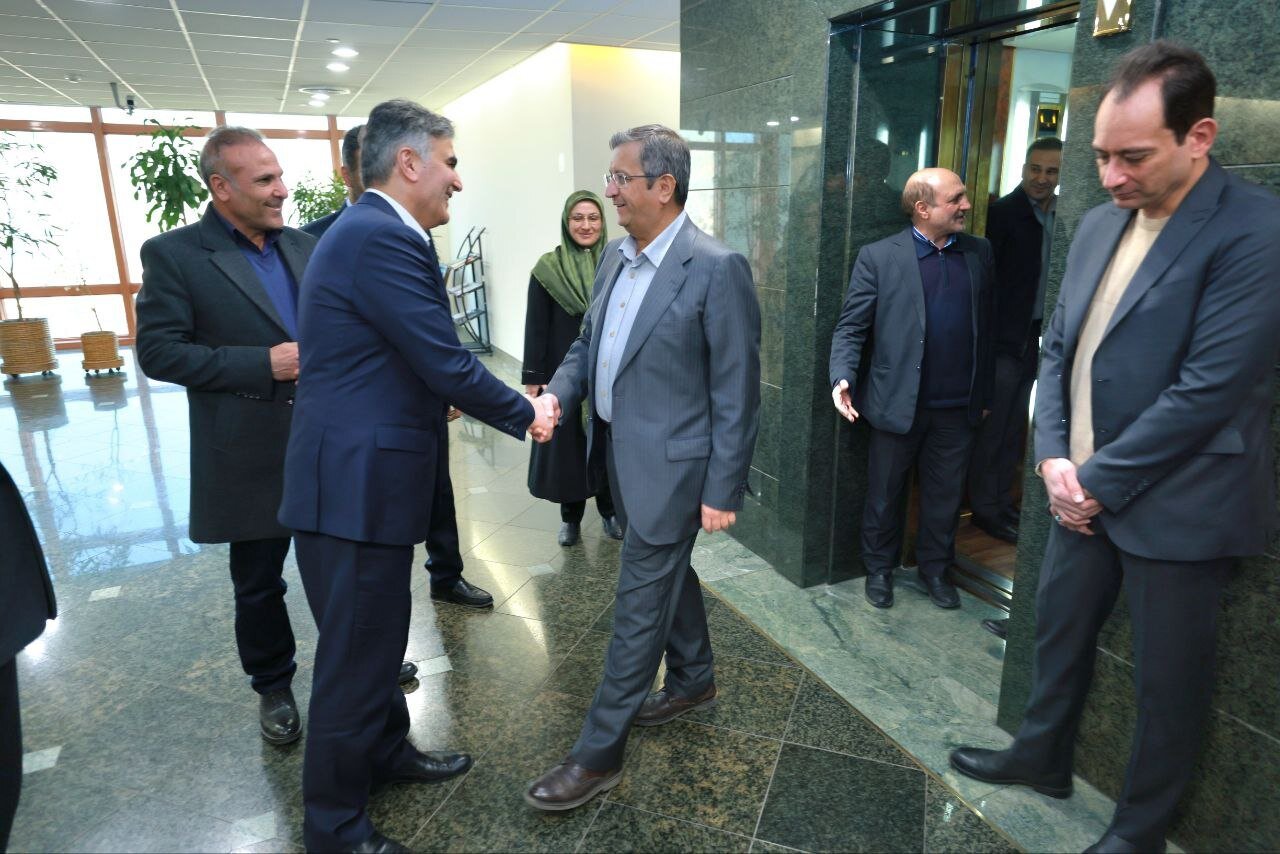 همتی کلید بانک مرکزی را تحویل گرفت +عکس