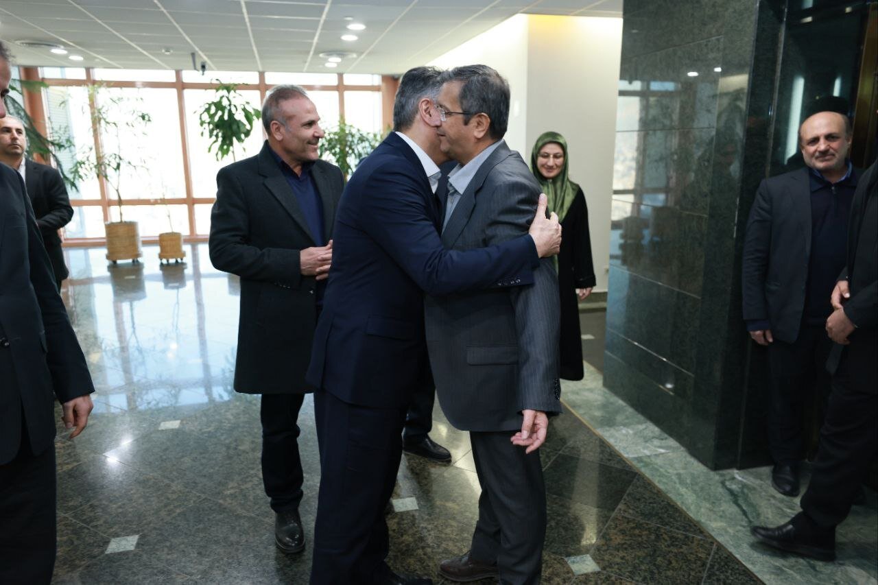 همتی کلید بانک مرکزی را تحویل گرفت +عکس