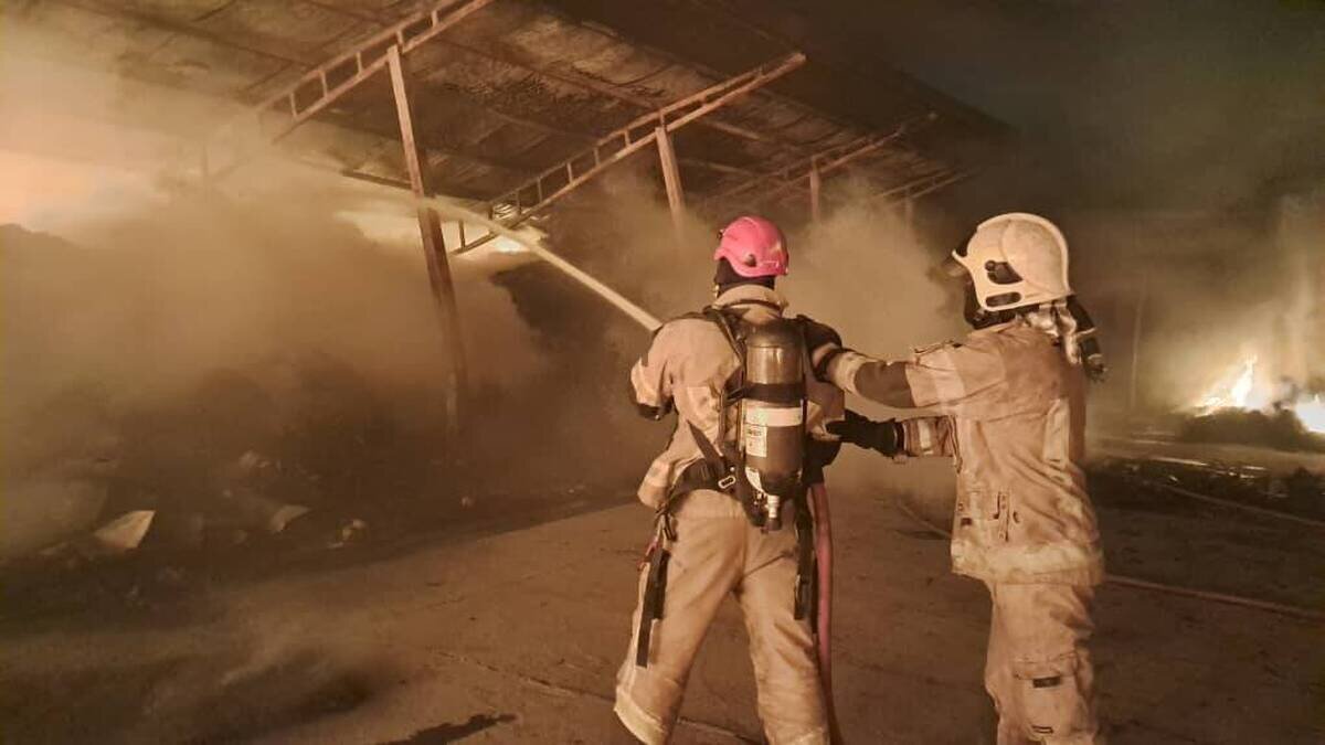 آتش‌سوزی گسترده در انبار لباس در جاده ورامین؛ عملیات ۱۲ ساعته آتش‌نشانان بدون تلفات + عکس