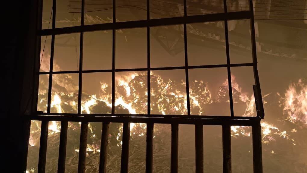 آتش‌سوزی گسترده در انبار لباس در جاده ورامین؛ عملیات ۱۲ ساعته آتش‌نشانان بدون تلفات + عکس