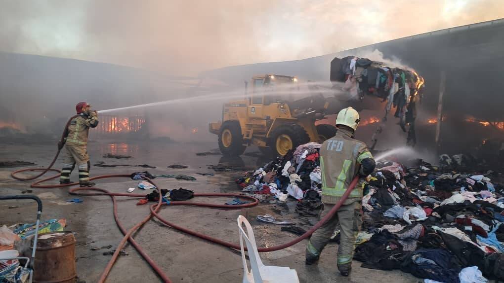 آتش‌سوزی گسترده در انبار لباس در جاده ورامین؛ عملیات ۱۲ ساعته آتش‌نشانان بدون تلفات + عکس
