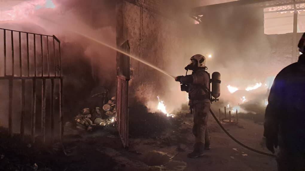 آتش‌سوزی گسترده در انبار لباس در جاده ورامین؛ عملیات ۱۲ ساعته آتش‌نشانان بدون تلفات + عکس