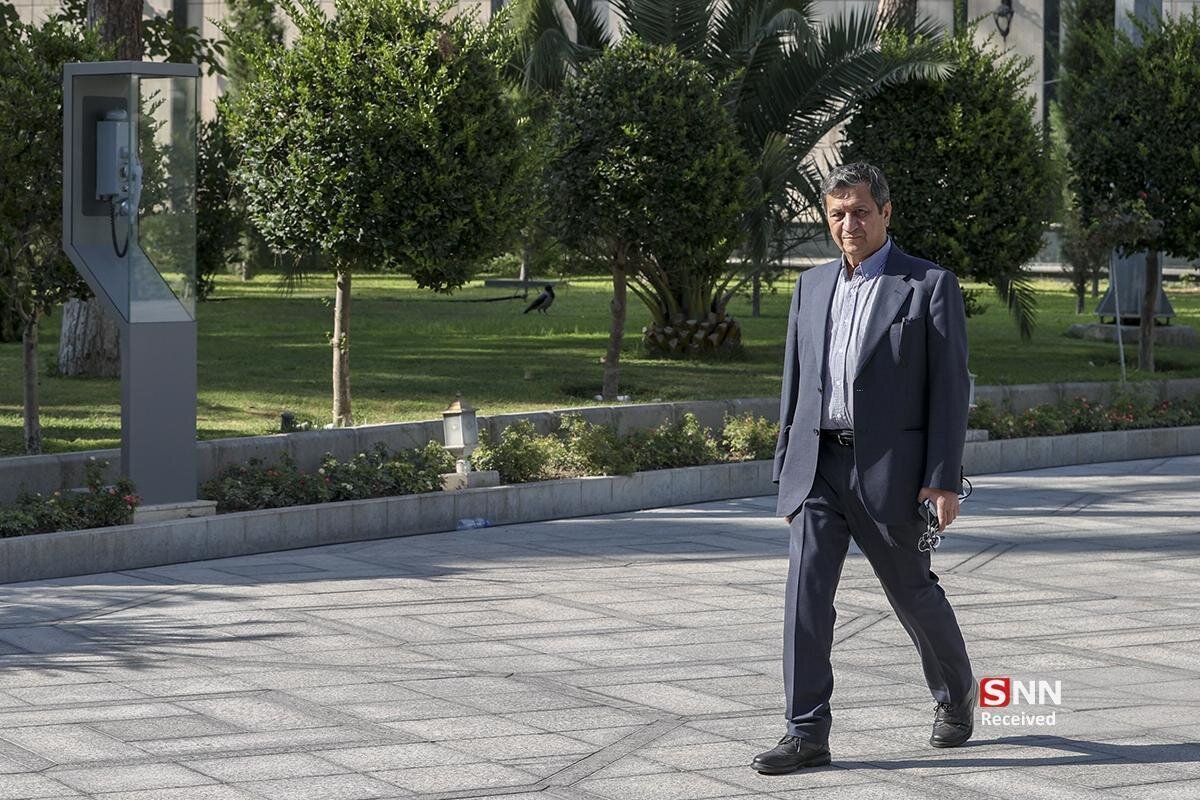 اولین اظهارات همتی در حیاط دولت پس از انتصاب در ریاست بانک مرکزی/ همتی: وظیفه اصلی بانک بانک مرکزی مهار تورم و کنترل ارز و نظارت بر بانک‌هاست؛ از این به بعد در این زمینه پاسخگو خواهم بود + فیلم