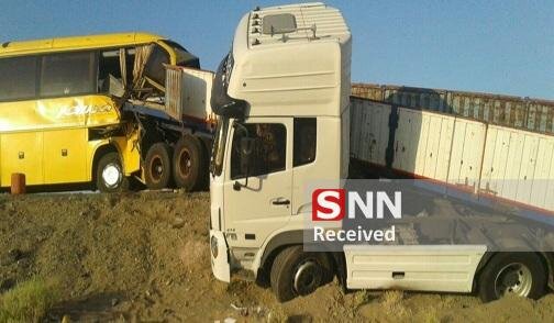 ۸ مصدوم بر اثر تصادف اتوبوس با کامیون بنز درمحور سربیشه_نهبندان