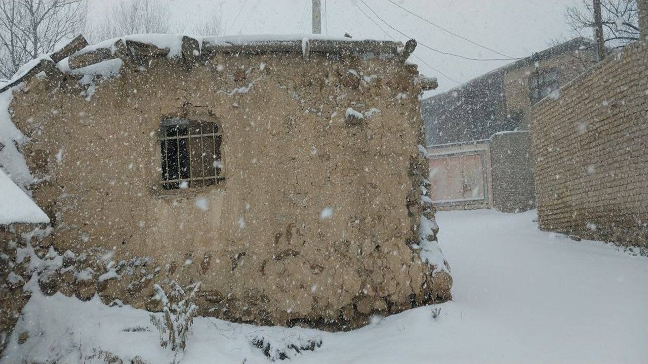 روستای آرا در چهاردانگه ساری با بارش برف رنگ و بوی زمستانی گرفت + عکس و فیلم