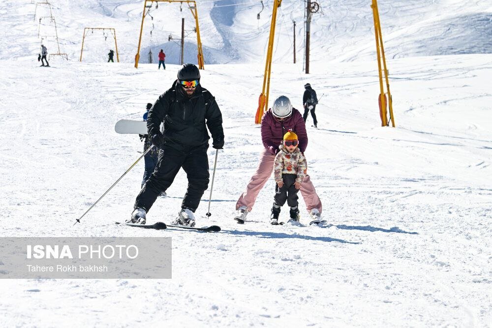 تفریحات زمستانی شیرازی‌ها در دامنه رشته کوه زاگرس
