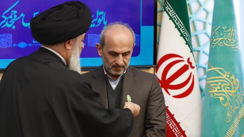 نشان خادمی و پرچم مسجد جمکران به رئیس صداوسیما اهدا شد