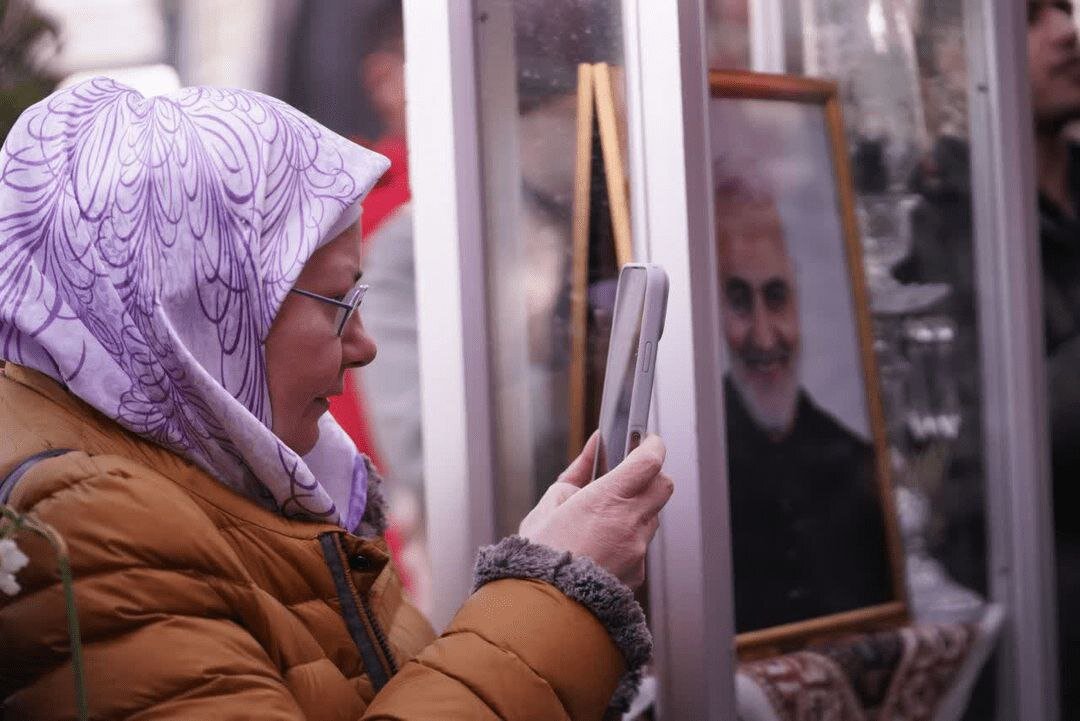 عکس/ حضور زائران روسی بر سر مزار حاج‌قاسم