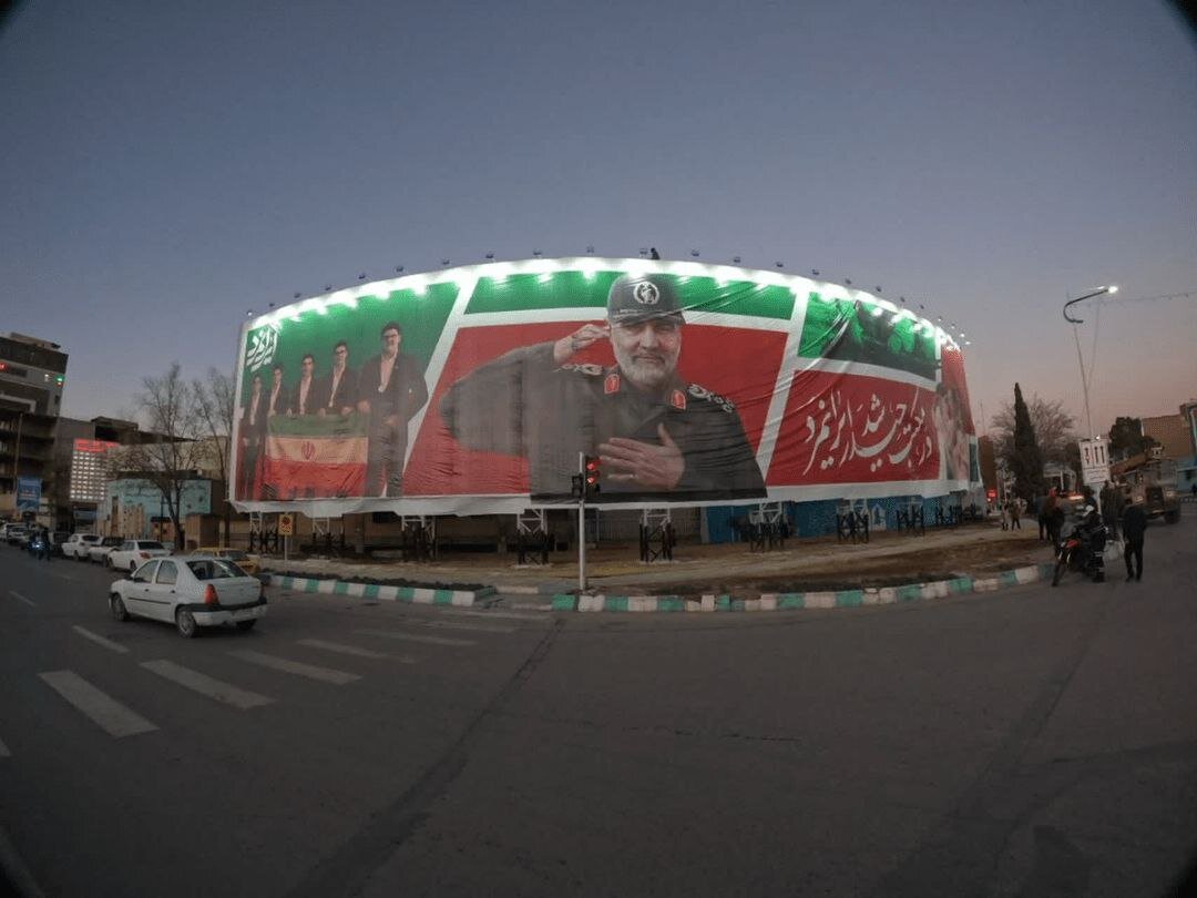 عکس/ حضور زائران روسی بر سر مزار حاج‌قاسم