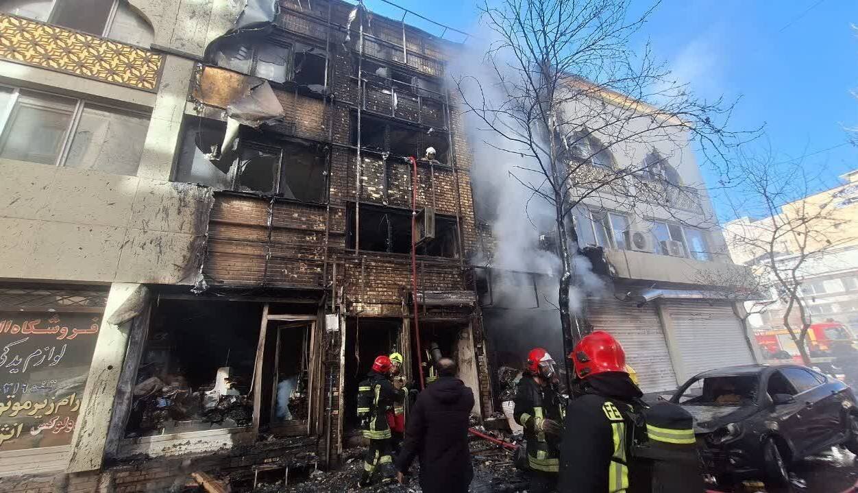 نجات ۲۵ نفر از آتش‌سوزی گسترده در فروشگاهی در مشهد