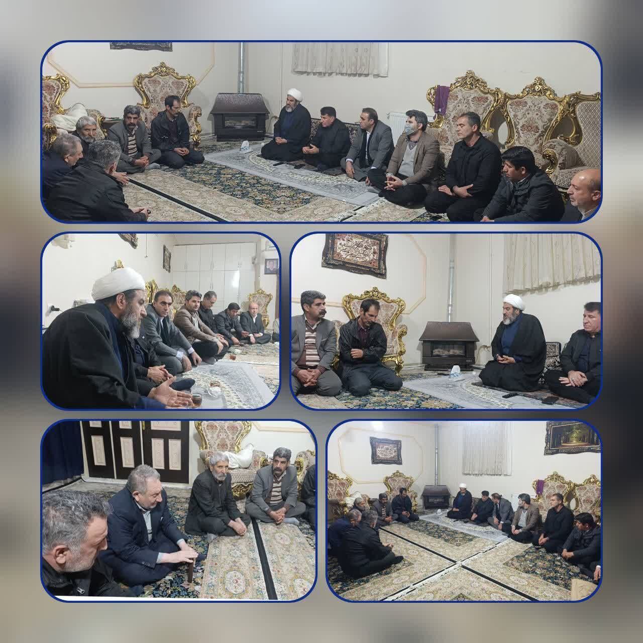 هم‌اکنون؛ دیدار مسئولان کوهدشت با خانواده شهیدِ بسیجی