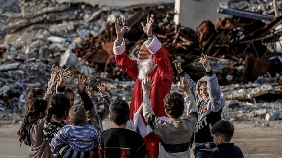 بابانوئل در میان کودکان غزه + تصاویر