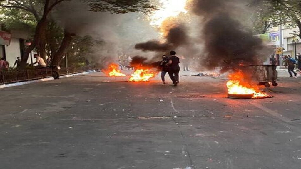 حمله اغتشاشگران به مقر پلیس در یک شهر | آشوبگران خودروی پلیس را آتش زدند