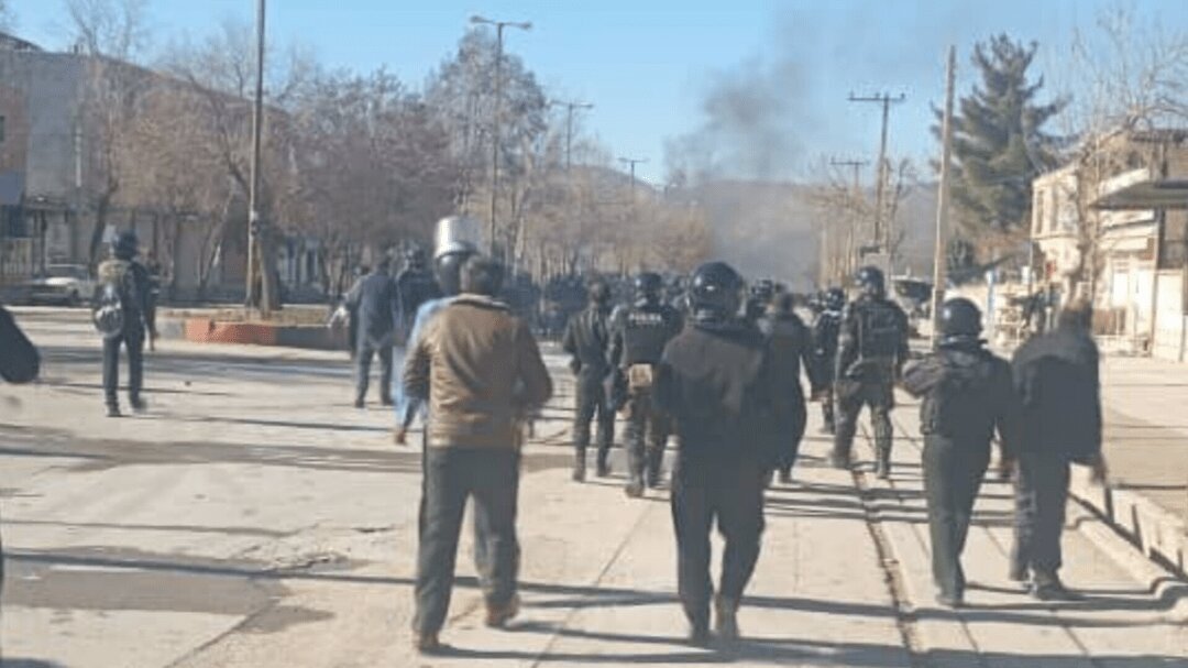 پایان تجمع با دخالت پلیس؛ چند نفر جان باختند؟+ ویدئو | افراد مسلح در میان معترضان | دیشب در کوهدشت چه خبر بود؟