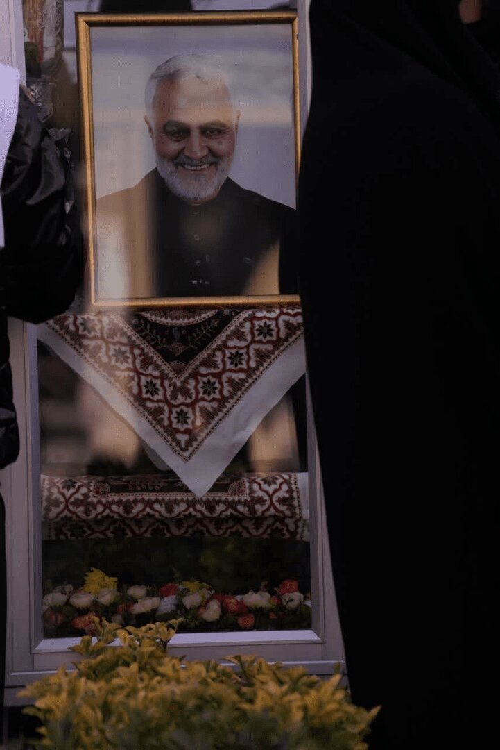 زائران روسی بر سر مزار حاج‌ قاسم سلیمانی + عکس