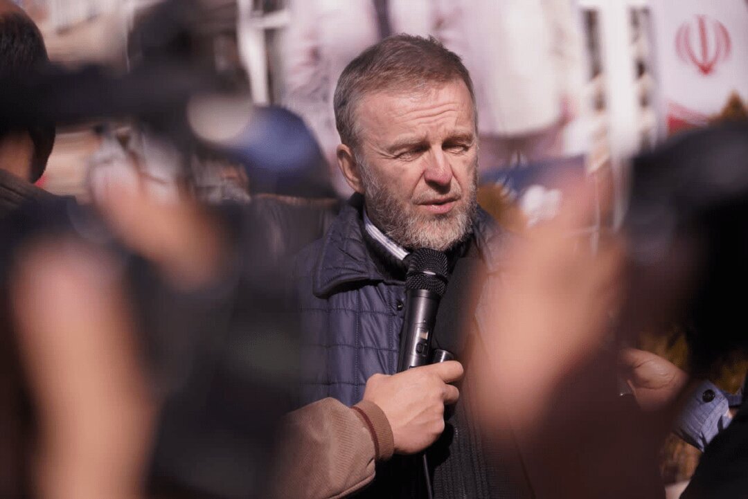 زائران روسی بر سر مزار حاج‌ قاسم سلیمانی + عکس