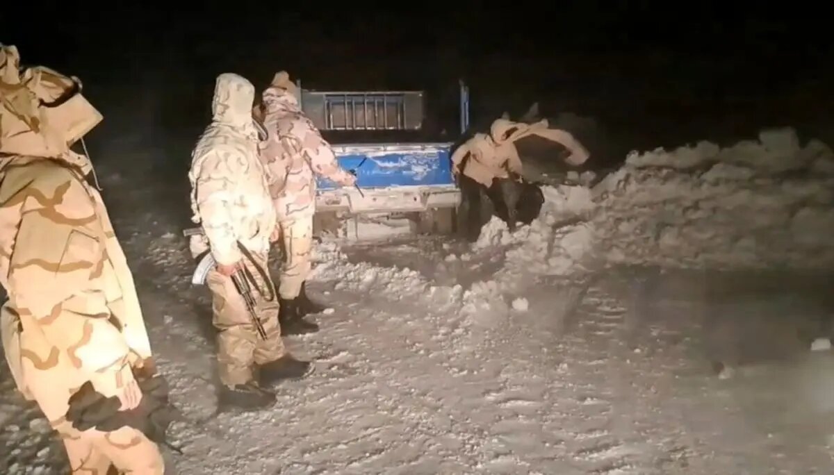 نجات جان مرزنشینان گرفتار در برف و کولاک